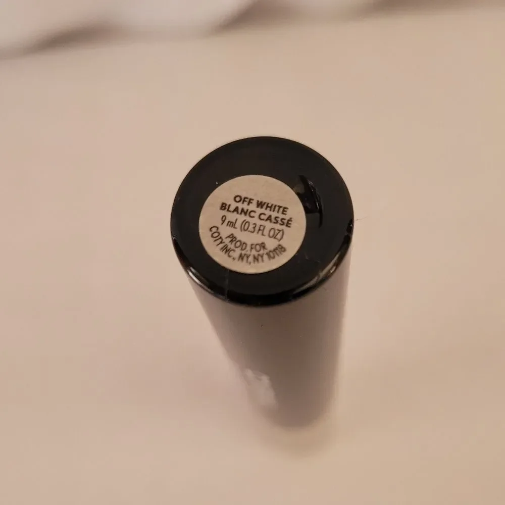 CoverGirl off white Exhibitionist Primer Base Pour Mascara NEW